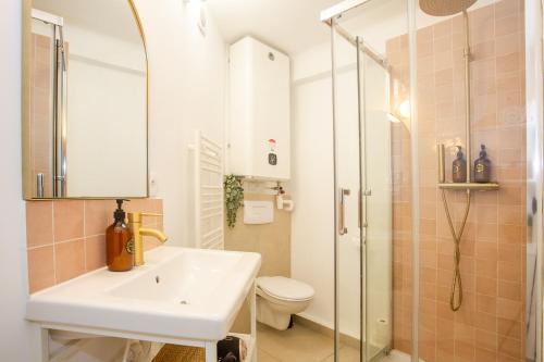 une salle de bain avec un lavabo, des toilettes et une douche dans l'établissement Hypercentre-le petit Marseillais - Clim&Balcon, à Marseille