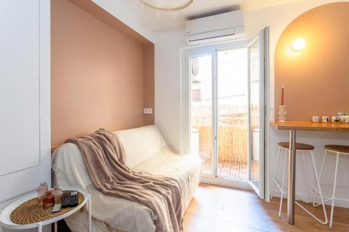 - un salon avec un lit et un balcon dans l'établissement Hypercentre-le petit Marseillais - Clim&Balcon, à Marseille