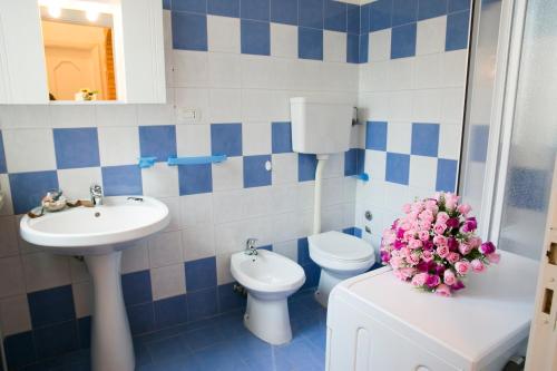 a blue and white bathroom with a sink and a toilet at Edera Attico Pineto Vacanza in Pineto