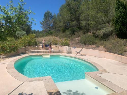une piscine au milieu d'une cour dans l'établissement Mas Provençal au pied de la sainte Victoire à 8 k d'Aix en provence, à Beaurecueil