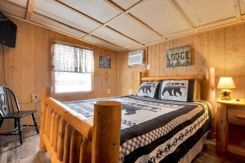 加特林堡1BR Cabin in the Smokies Close to Gatlinburg的小屋内一间卧室,配有一张大床