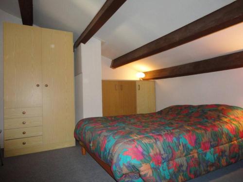 une chambre avec un lit et une commode dans l'établissement SP490-157 Appartement 2 pièces mezzanine SAINT PIERRE LA MER, à Saint Pierre La Mer