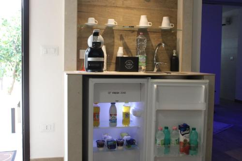una nevera pequeña con bebidas en una habitación en Suite Balestra, en Taranto