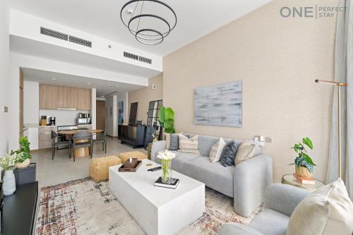 Stylish 2BR in Business Bay canal View Pool & Gym