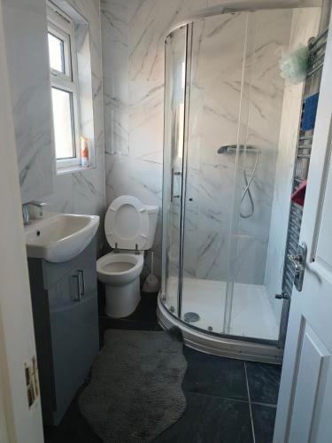 Bilik mandi di Private Room Direct Travel Heathrow & Central Ldn
