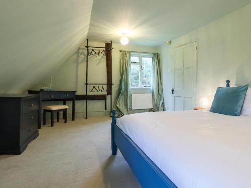 Ένα ή περισσότερα κρεβάτια σε δωμάτιο στο Golford Cottage