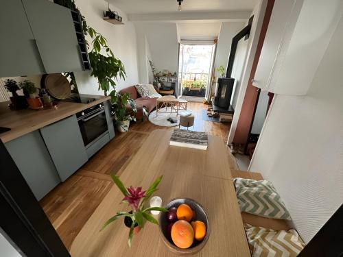 - une cuisine et un salon avec un bol d'oranges sur une table dans l'établissement Superbe Loft avec Vue Incroyable sur Montmartre, à Paris