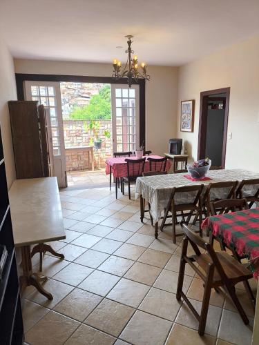 a room with tables and chairs and a dining room at A Casa do Passo in Mariana