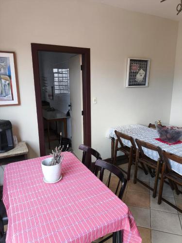 a room with a table with a pink checked table cloth at A Casa do Passo in Mariana