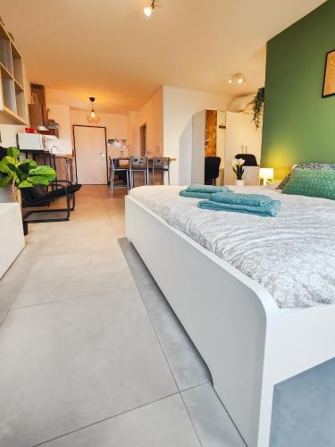 une chambre avec deux lits et un salon dans l'établissement Le Petit Eden - Bâle - Aéroport, à Saint-Louis