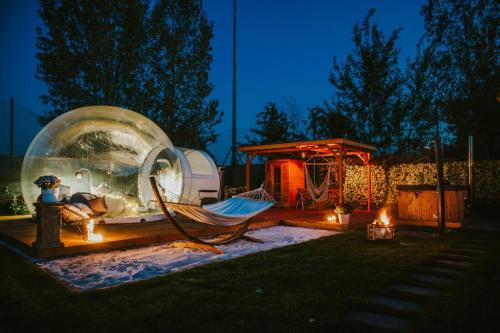 a backyard with a igloo and a hammock and a tent at Schloss Krugsdorf Golf & Hotel in Krugsdorf
