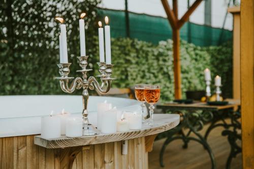a table with candles and a candle holder on a bath tub at Schloss Krugsdorf Golf & Hotel in Krugsdorf