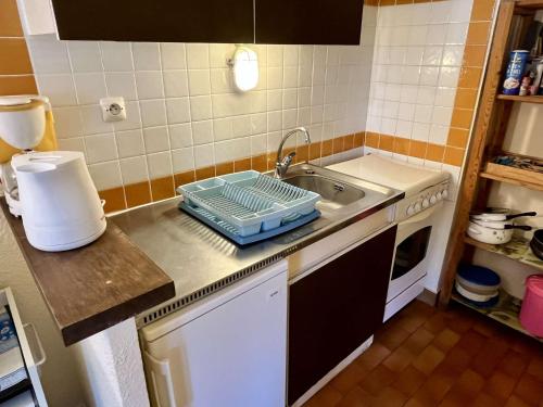 une cuisine avec un évier et un plan de travail dans l'établissement Appartement Studio cabine 4 couchages ARGELES SUR MER AR020-012, à Argelès-sur-Mer