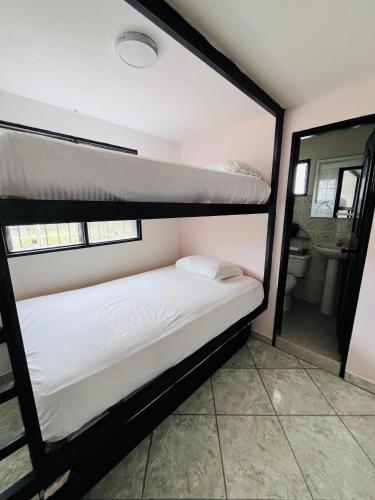 Ένα ή περισσότερα κρεβάτια σε δωμάτιο στο Hotel Volcán Campestre Guatapé