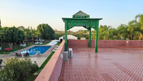 Bazén v ubytování Villa Baddi Marrakech nebo v jeho okolí