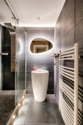 une salle de bain avec un lavabo et une baignoire dans l'établissement 123home - Suite & spa XL, à Montévrain