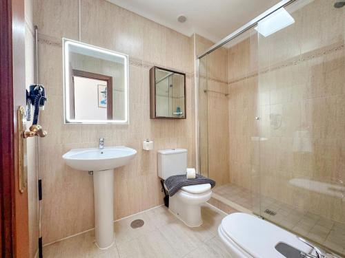 ein Badezimmer mit Toilette, Waschbecken und Dusche in der Unterkunft Villa Siempre Mar in Puerto del Carmen