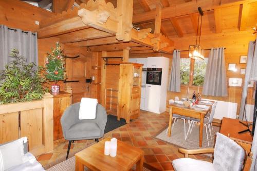 un salon avec une table et une cuisine dans l'établissement Chalet near the slopes Chamonix-Mont-Blanc, à Chamonix-Mont-Blanc