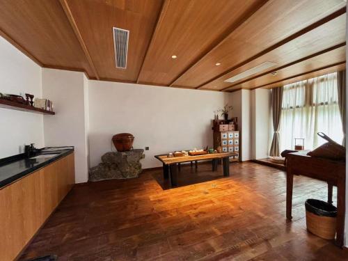 a living room with a table and a couch at the Wild Luxury Holiday Inn in Xingping