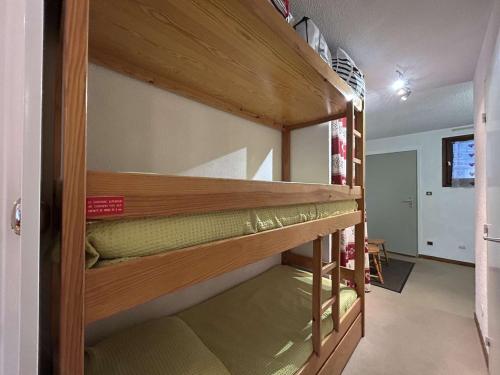 une chambre avec deux lits superposés dans une pièce dans l'établissement Studio en RdC avec terrasse, jardin et parking, Montgenèvre - FR-1-330D-58, à Montgenèvre