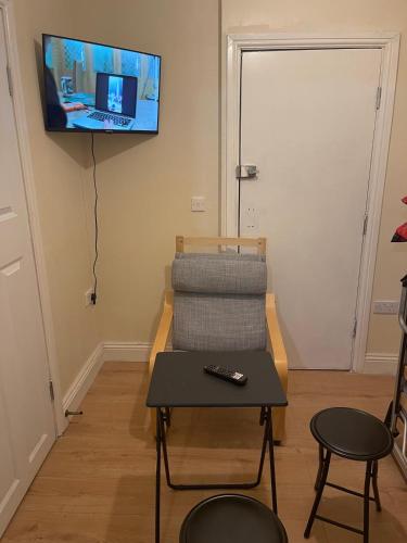 Televisyen dan/atau pusat hiburan di LONDON CITY AIRPORT, EXCEL & 02 ARENa PROXIMITY HOUSE