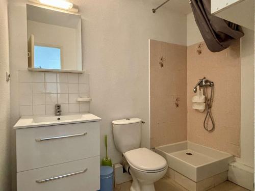 une salle de bain avec toilettes, lavabo et miroir dans l'établissement Appartement 2 pièces 4 couchages ARGELES SUR MER AR450-1707, à Argelès-sur-Mer