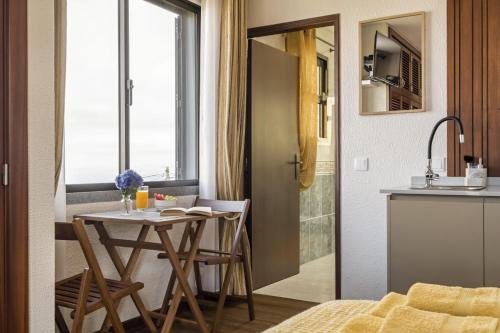 Kuchyň nebo kuchyňský kout v ubytování Cozy Apartments by Homie