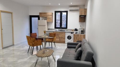 un salon avec un canapé et une table dans l'établissement Les Logis du Sud - Pampa et Olivier, à Gallargues-le-Montueux