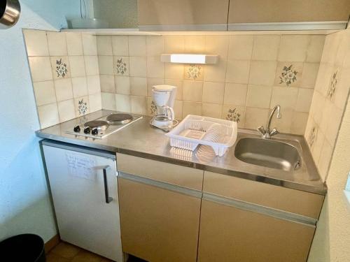 Il comprend une petite cuisine avec un évier et un comptoir. dans l'établissement Studio 4 couchages ARGELES SUR MER AR590-018, à Argelès-sur-Mer