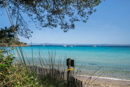 - une vue sur une plage avec des bateaux dans l'eau dans l'établissement La Courtade, Maison pour 7 personnes dans domaine privé avec piscine à La Londe-Les-Maures, à La Londe-les-Maures