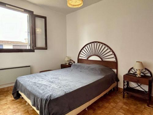 une chambre avec un grand lit et une fenêtre dans l'établissement Appartement 2 pièces 4 couchages ARGELES SUR MER AR590-522, à Argelès-sur-Mer