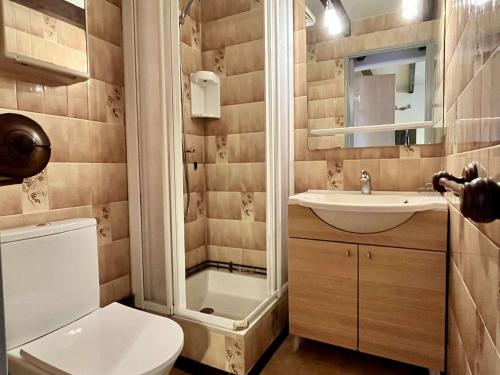 une salle de bain avec une douche, des toilettes et un lavabo dans l'établissement Maison 2 pièces mezzanine 5 couchages ARGELES SUR MER AR610-074, à Argelès-sur-Mer