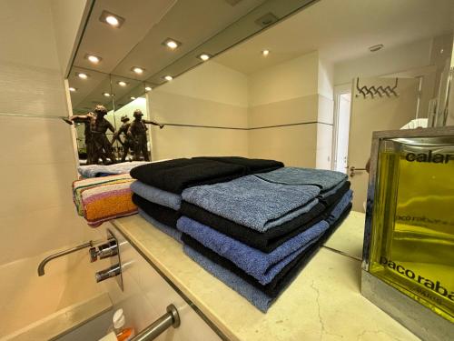 une chambre avec un tas de serviettes devant un miroir dans l'établissement Promenade des Anglais Center Sea and Beach front design flat with Private Garden, à Nice