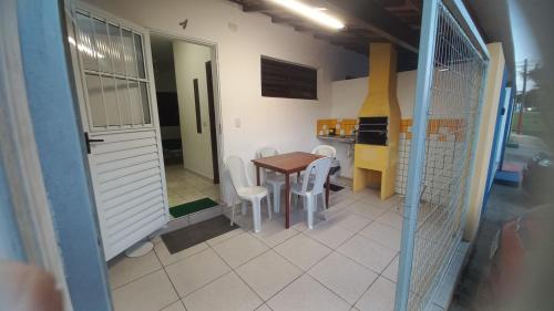 Küche/Küchenzeile in der Unterkunft Kitnet completa 150 mts da Praia