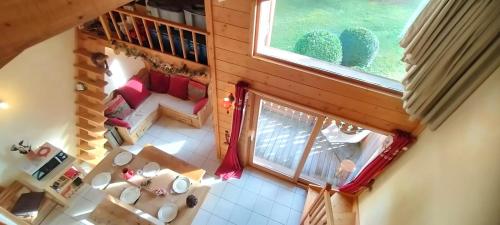 Cette suite dispose d'un salon avec une grande fenêtre. dans l'établissement 3 chambres - 2 SDB - 7 personnes - 100 m télécabine GME, à Samoëns