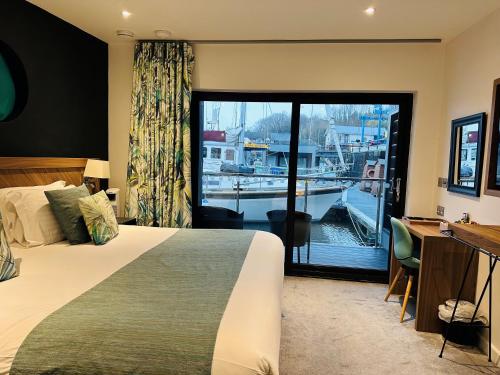 卡迪夫Rooms at Penarth Marina的一间带床和大窗户的酒店房间