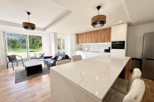 une cuisine et un salon avec un comptoir blanc dans l'établissement T3 Top Cosy - Face à la mer, à Ploemeur