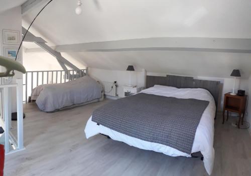 une chambre avec un grand lit et un balcon dans l'établissement Opale les pins, à Camiers