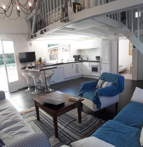 un salon avec un canapé et une table dans l'établissement Opale les pins, à Camiers