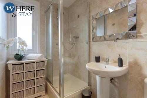 a bathroom with a shower and a sink and a toilet at Stylish 3 Bedroom Apartment, Edinburgh in Edinburgh