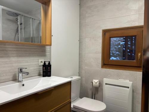 une salle de bain avec un lavabo, des toilettes et un miroir dans l'établissement Capucins 3, à Chamonix-Mont-Blanc