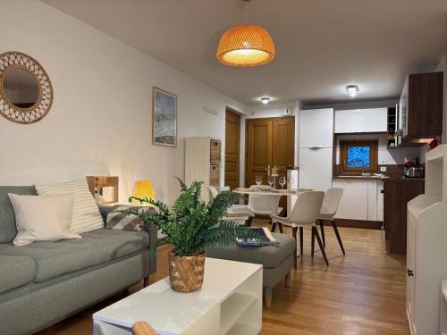 un salon et une cuisine avec un canapé et une table dans l'établissement Capucins 3, à Chamonix-Mont-Blanc