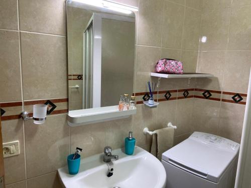 łazienka z umywalką, lustrem i toaletą w obiekcie Apartamento Mar y Montaña w mieście Los Silos