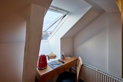 a room with a table and a window at Babette Guldsmeden in Copenhagen
