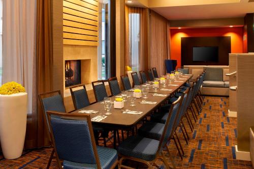 Posezení v ubytování Courtyard Chicago Arlington Heights/South