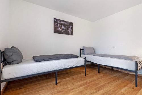 two bunk beds in a room with wooden floors at White House Apartments in Kappel-Grafenhausen