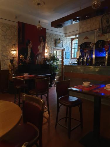 un restaurant avec des tables et des chaises et un bar dans l'établissement L'écu, à Saint-Amand-Montrond