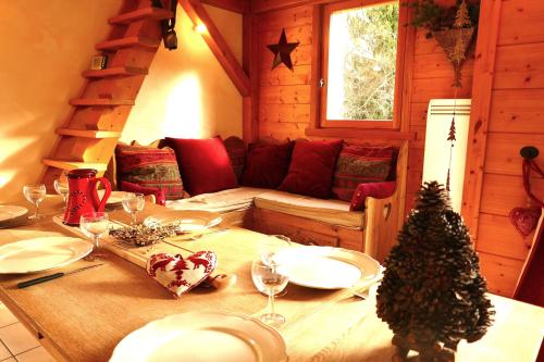d'une salle à manger avec une table et un arbre de Noël. dans l'établissement 3 chambres - 2 SDB - 7 personnes - 100 m télécabine GME, à Samoëns