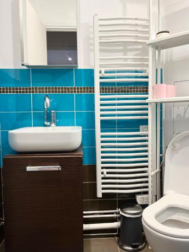 une salle de bain avec un lavabo et des toilettes dans l'établissement Apartment with eiffel tower and Seine view Blériot, à Paris