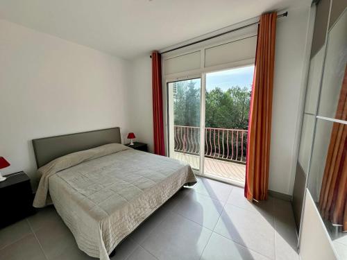une chambre avec un lit et une grande fenêtre dans l'établissement Le citron, Bel appartement en pleine nature à 2 minutes du centre ville, à Hyères